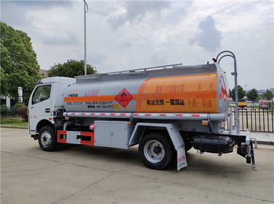 小盟配送國(guó)六東風(fēng)8.5方加油車(chē) 高效與品質(zhì)兼?zhèn)涞默F(xiàn)車(chē)批發(fā)利器